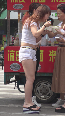吃凉皮的紧身白热丰腴美女