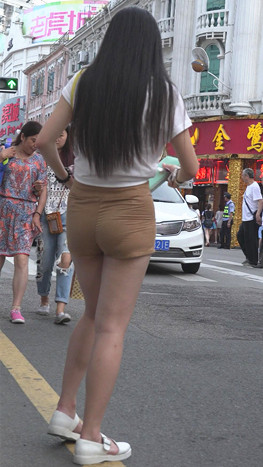 棕色紧身热裤长发美女