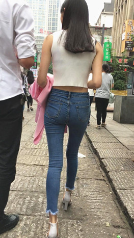 露腰紧身牛仔裤美女