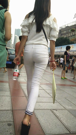 白衣白裤紧身妹子