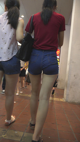 牛仔短裤妹子