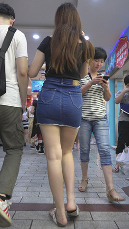 模拍高腰牛仔包臀裙美女
