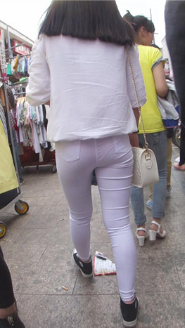 紧身白裤美女
