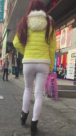 紧身白裤小姐姐