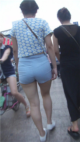 蓝色丰腴美女