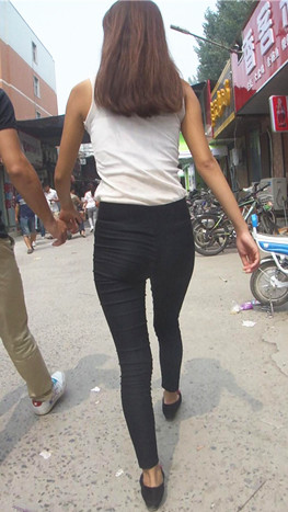 紧身黑裤高腰妹子