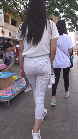 白裤紧身美眉