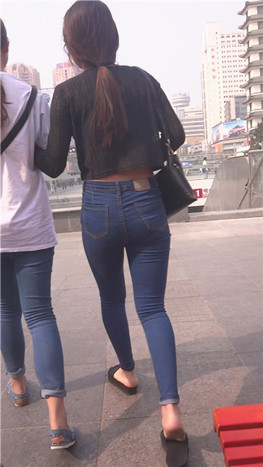 蓝色牛仔长裤紧身美女