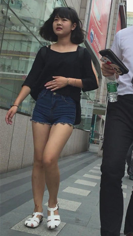 小巧玲珑的热裤蓝牛美女