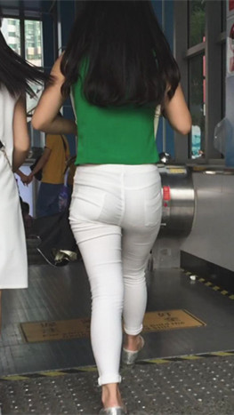 绿衣紧身白裤美女