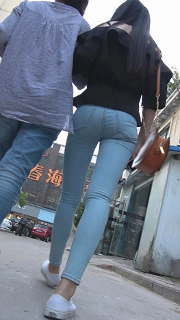 黑衣长腿牛仔妹子