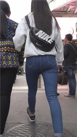 牛仔紧身裤小美女