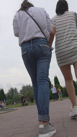 牛仔紧身妹子