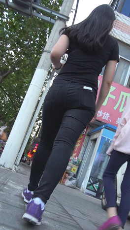 黑衣黑牛仔妹子