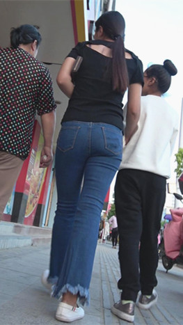 牛仔紧身喇叭裤妹子