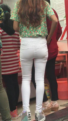 白裤紧身高腰妹子