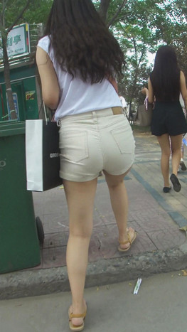 紧身白色热裤妹子
