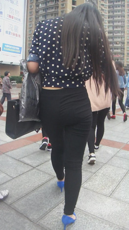 黑裤长发妹子