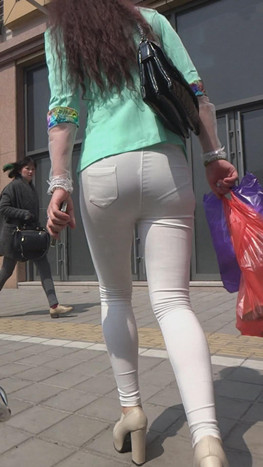 紧身白裤内痕妹子