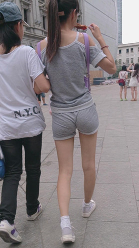 灰色短裤眼镜妹