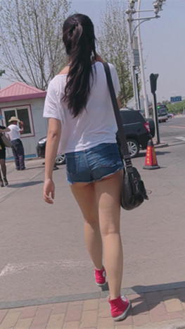 热裤裸腿小月牙妹子