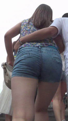 台阶上的蓝牛妹