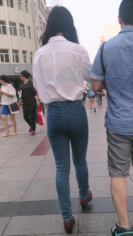 牛仔紧身美女