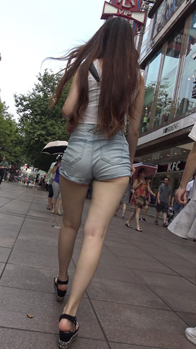 热裤牛仔长发美女
