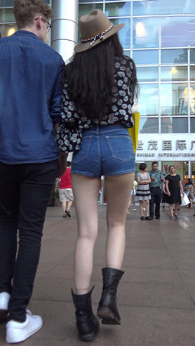 牛仔热裤妹子