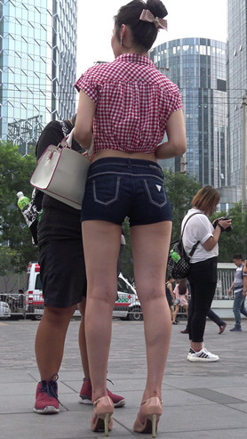 热裤牛仔妹子