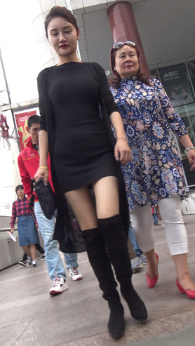 漂亮的黑靴小姐姐