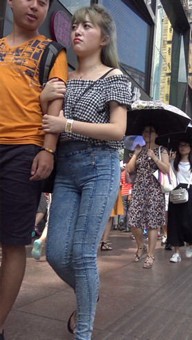 紧身牛仔裤妹子