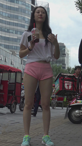 粉色短裤美女