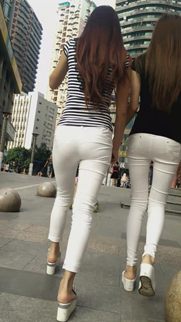 两个白裤小姐姐