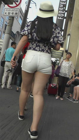 带着帽子的白色紧身热裤美女
