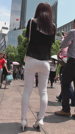 黑衣白裤紧身美女