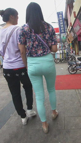 漂亮的高腰紧身长裤美女