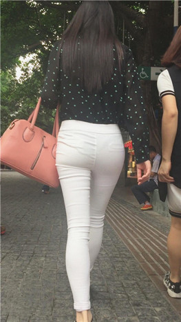 微透白色紧身裤美女