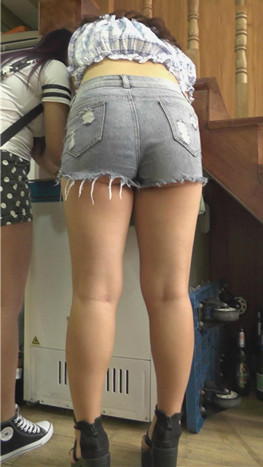 丰满的灰色牛仔露腰美女