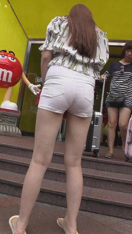 肉肉的白色热裤紧身美女