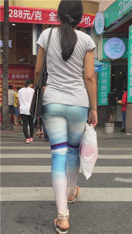 漂亮的彩色紧身裤美女