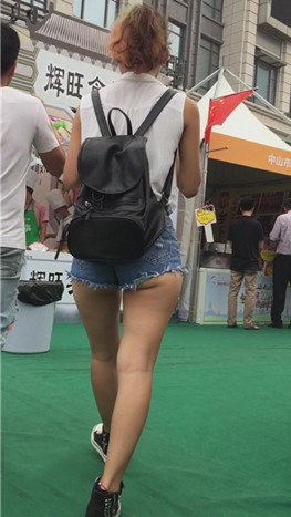 背着黑色双肩包的月牙妹子