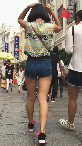 漂亮的短发热裤美女