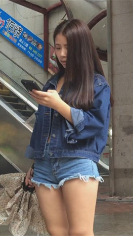 热裤毛边月牙美女
