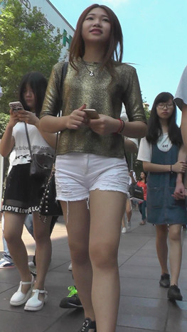 白色热裤美女