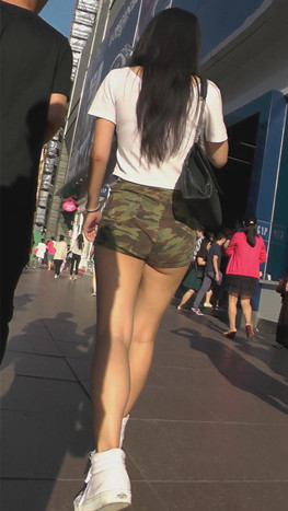迷彩短裤妹子