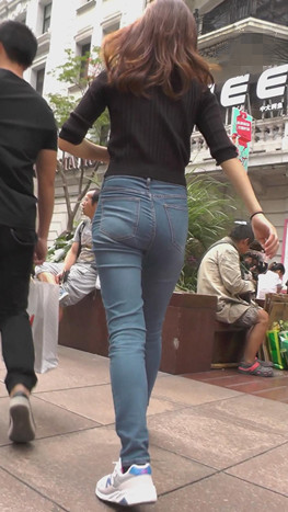 黑衣紧身牛仔长裤妹子