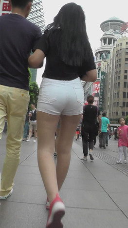 丰满白色紧身短裤美女