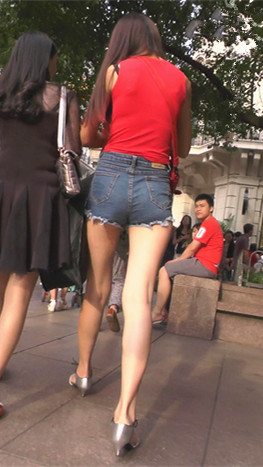 红衣长腿牛仔热裤美女
