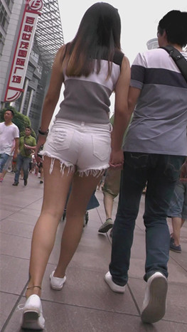 白色热裤裸腿美女